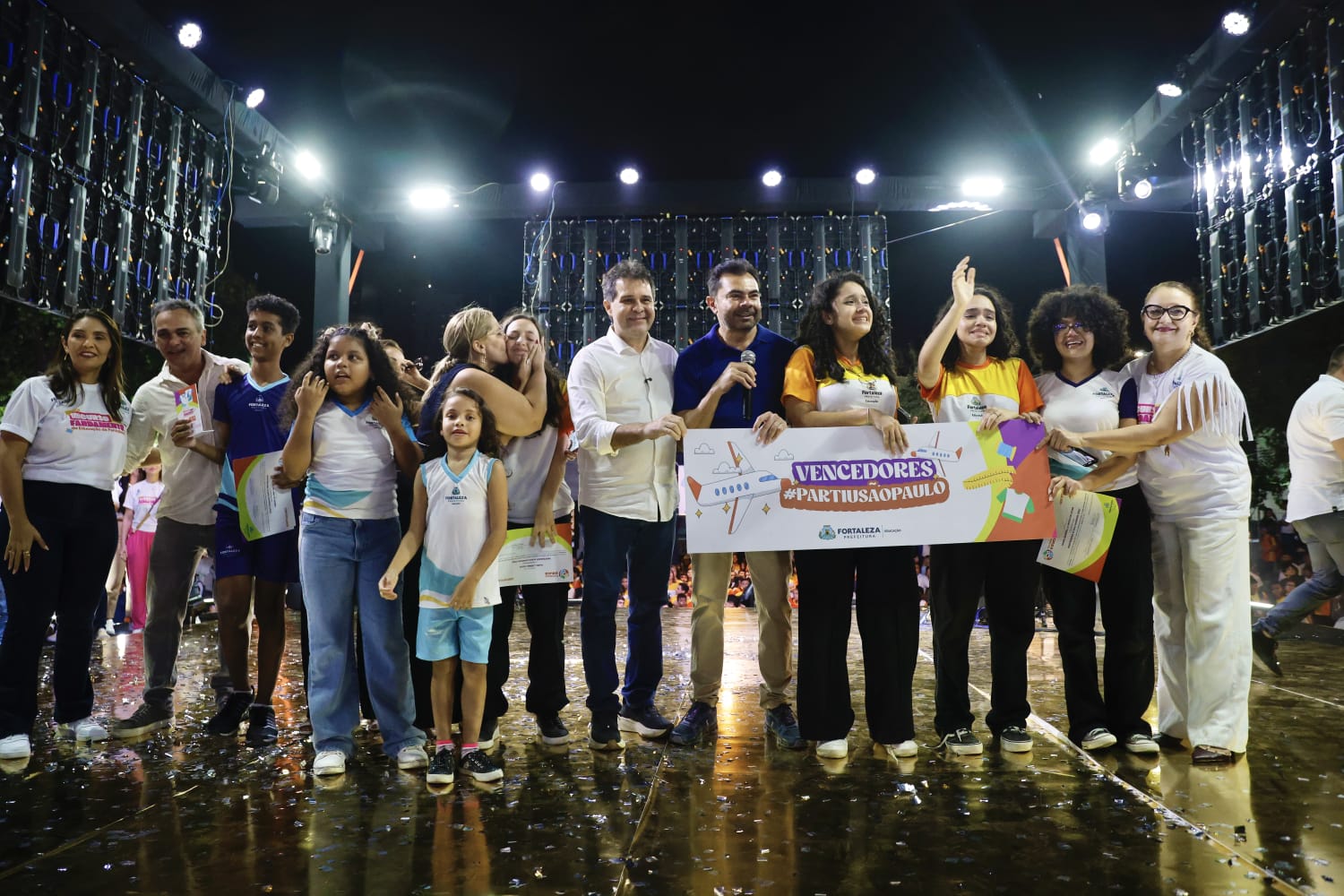 grupo de pessoas posa para a foto